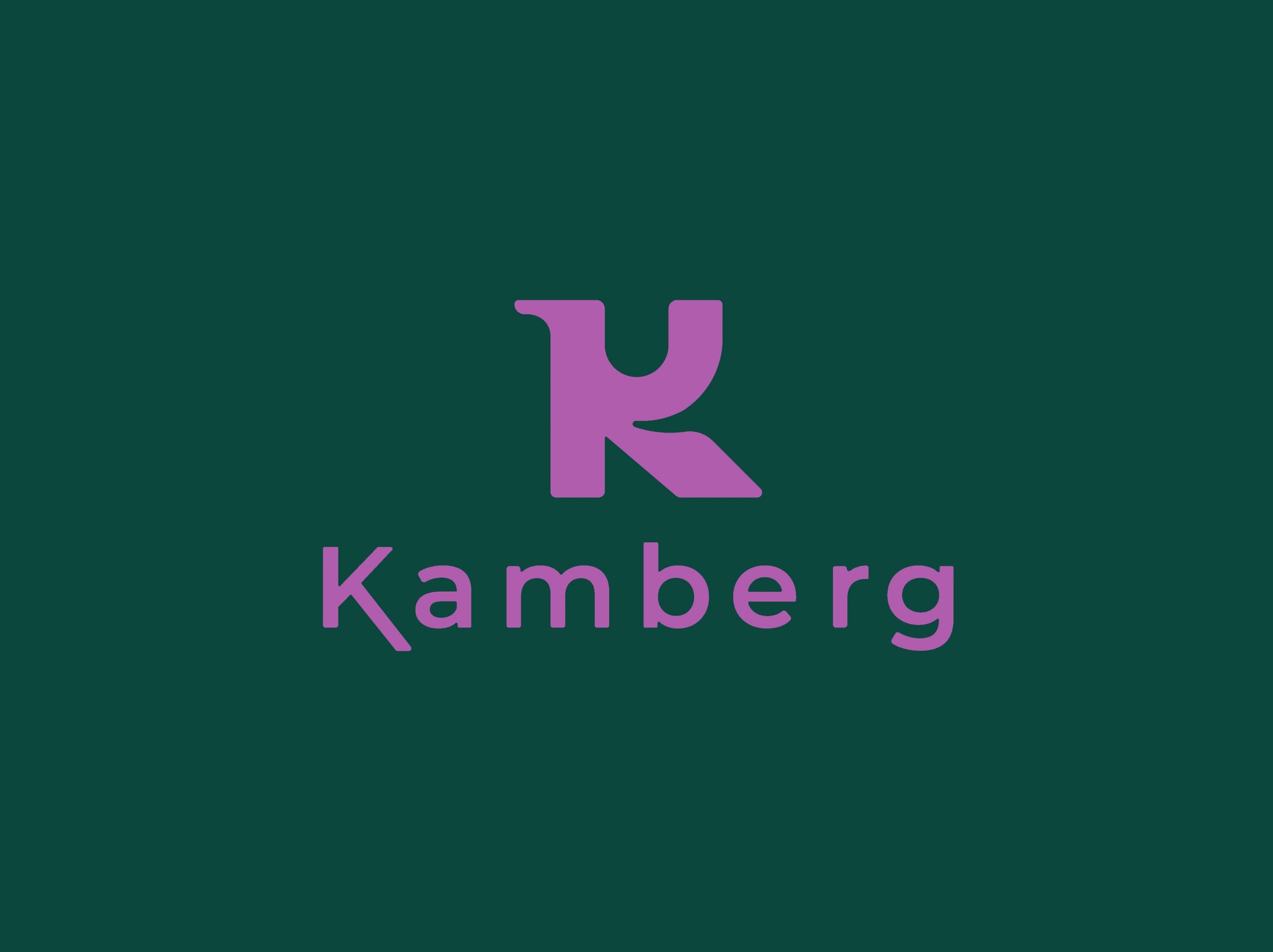 Logo Kamberg sur fond vert, création d’identité visuelle réalisée par Damien Breton, directeur artistique.