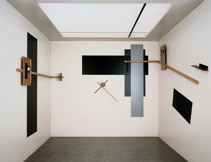 Installation immersive de "Proun Room" (1923), exposant les principes de la spatialité graphique.