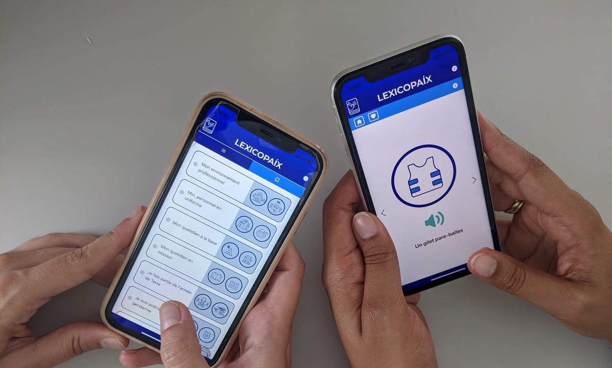 Deux utilisateurs tenant des smartphones affichant l’application Lexicopaix, dédiée à l’apprentissage du vocabulaire français en contexte de sécurité et de défense