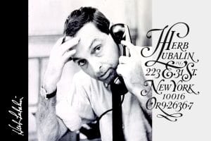 Portrait en noir et blanc de Herb Lubalin au téléphone avec son style typographique emblématique en arrière-plan