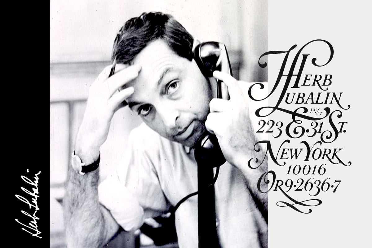 Portrait en noir et blanc de Herb Lubalin au téléphone avec son style typographique emblématique en arrière-plan
