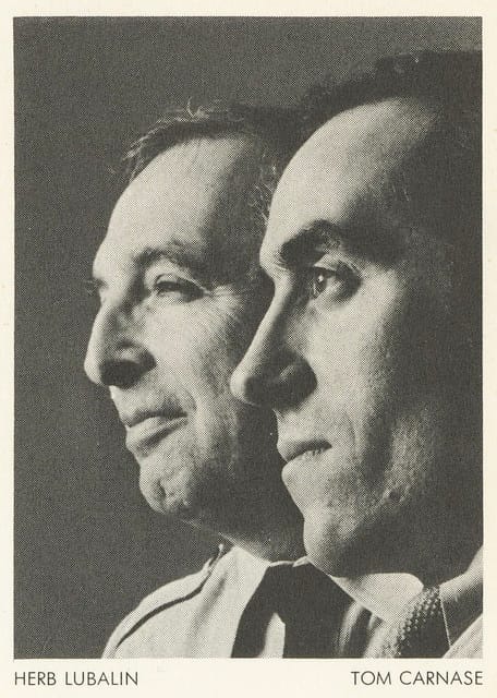 Photo en noir et blanc des typographes Herb Lubalin et Tom Carnase posant ensemble