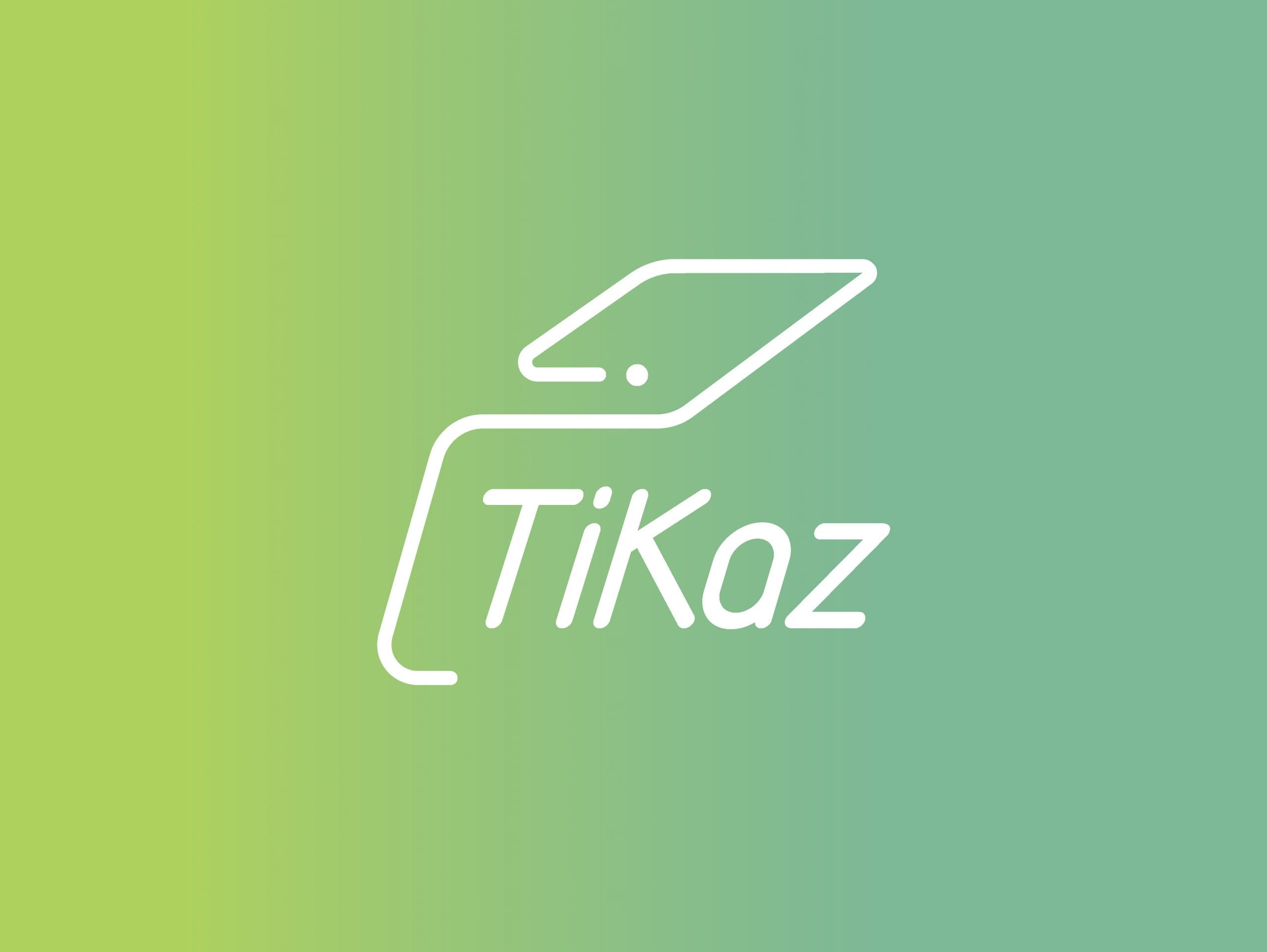 Logo blanc TiKaz sur fond dégradé du vert au jaune, symbolisant énergie durable et habitat autonome
