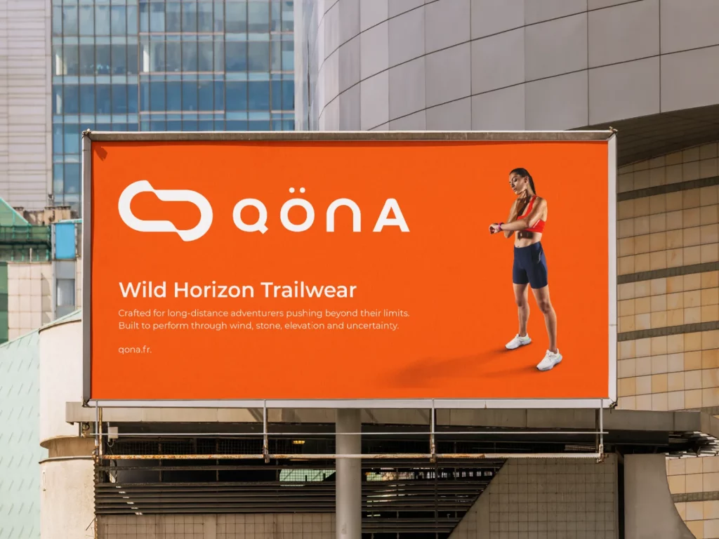 Affichage urbain Qona mettant en avant une application de trail et de sport d’endurance.