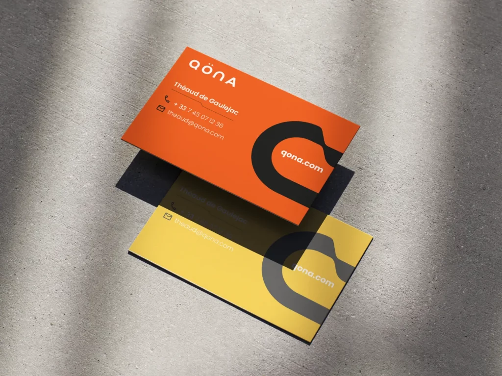 Cartes de visite Qona déclinant l’identité visuelle de l’application sportive.
