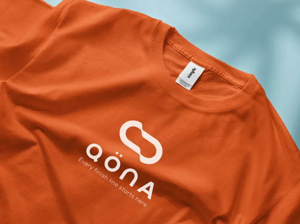 T-shirt Qona avec logo et signature graphique de l’application de sport.