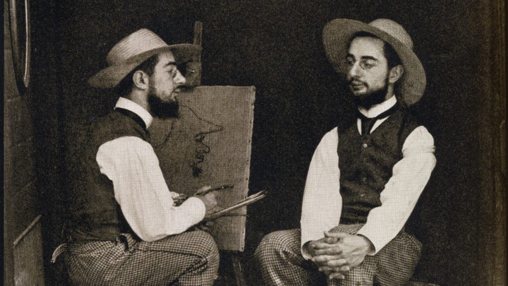 Henri de Toulouse-Lautrec se représentant en train de peindre son propre portrait, dans une mise en scène photographique en noir et blanc de la fin du XIXᵉ siècle.