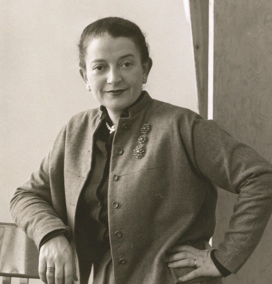 Portrait en noir et blanc de la directrice artistique Cipe Pineles vers 1950