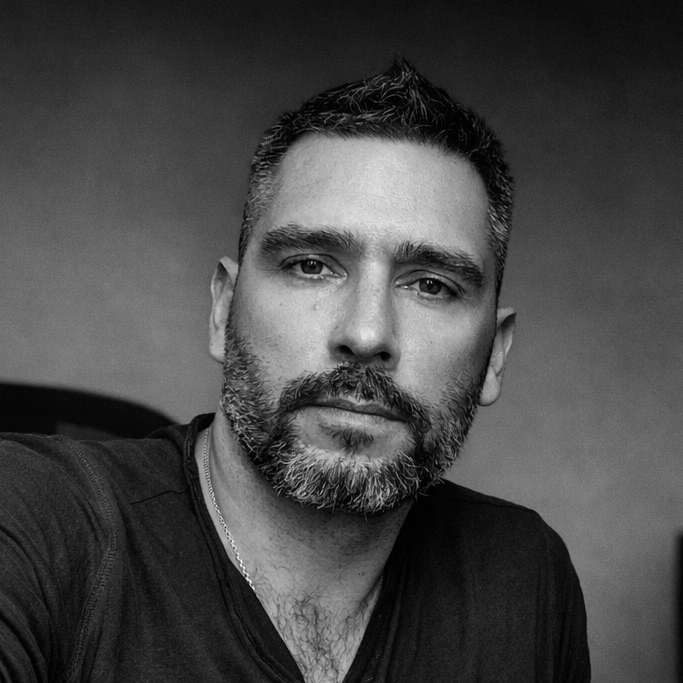 Portrait en noir et blanc de Damien Breton, directeur artistique freelance