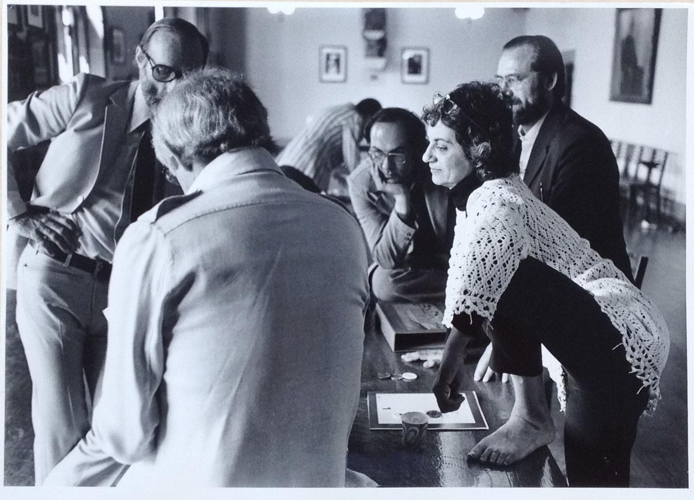 Muriel Cooper penchée pieds nus sur une table pendant une réunion au MIT en 1972