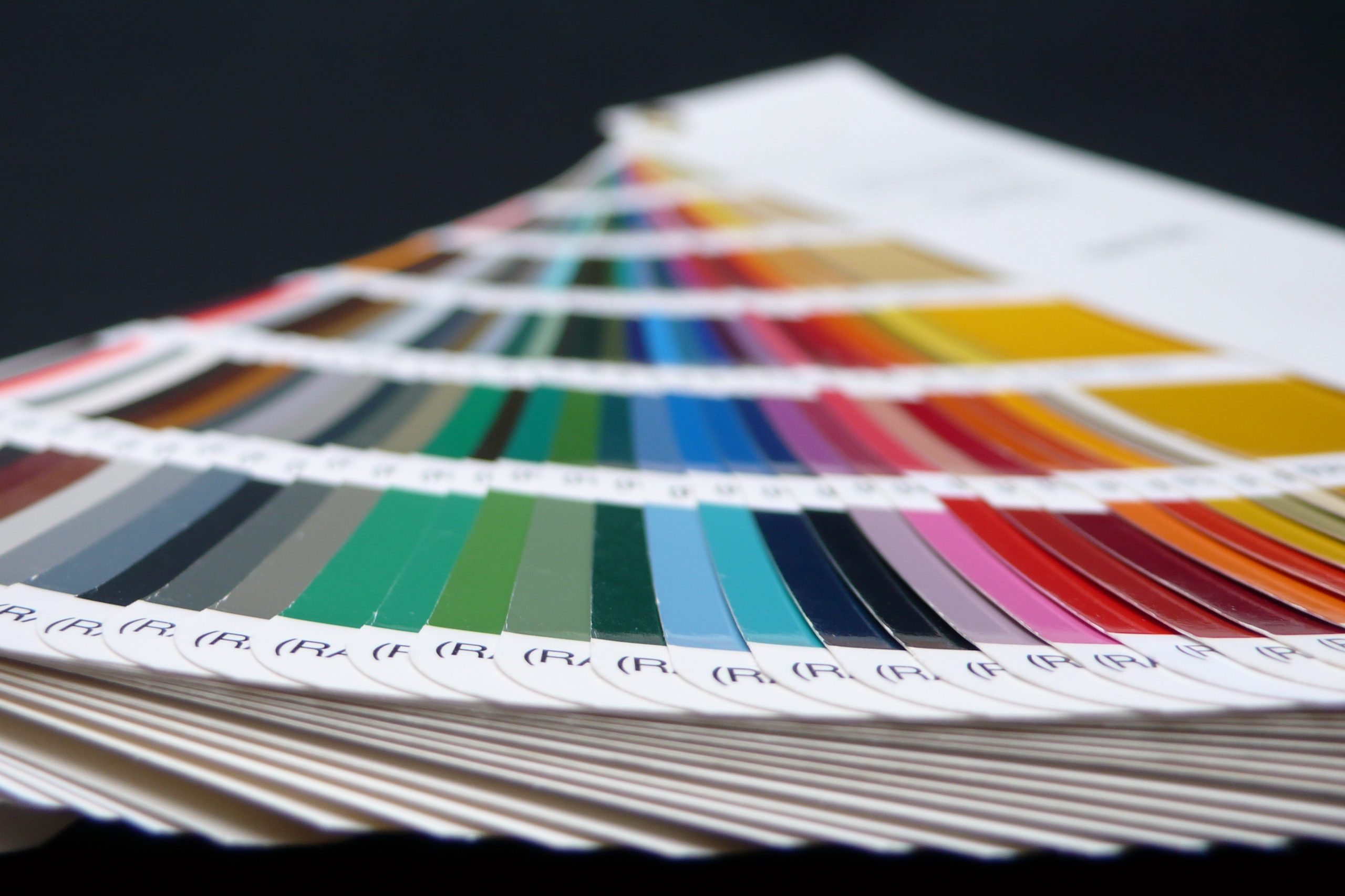 Nuancier RAL ouvert montrant plusieurs cartes de couleurs normalisées