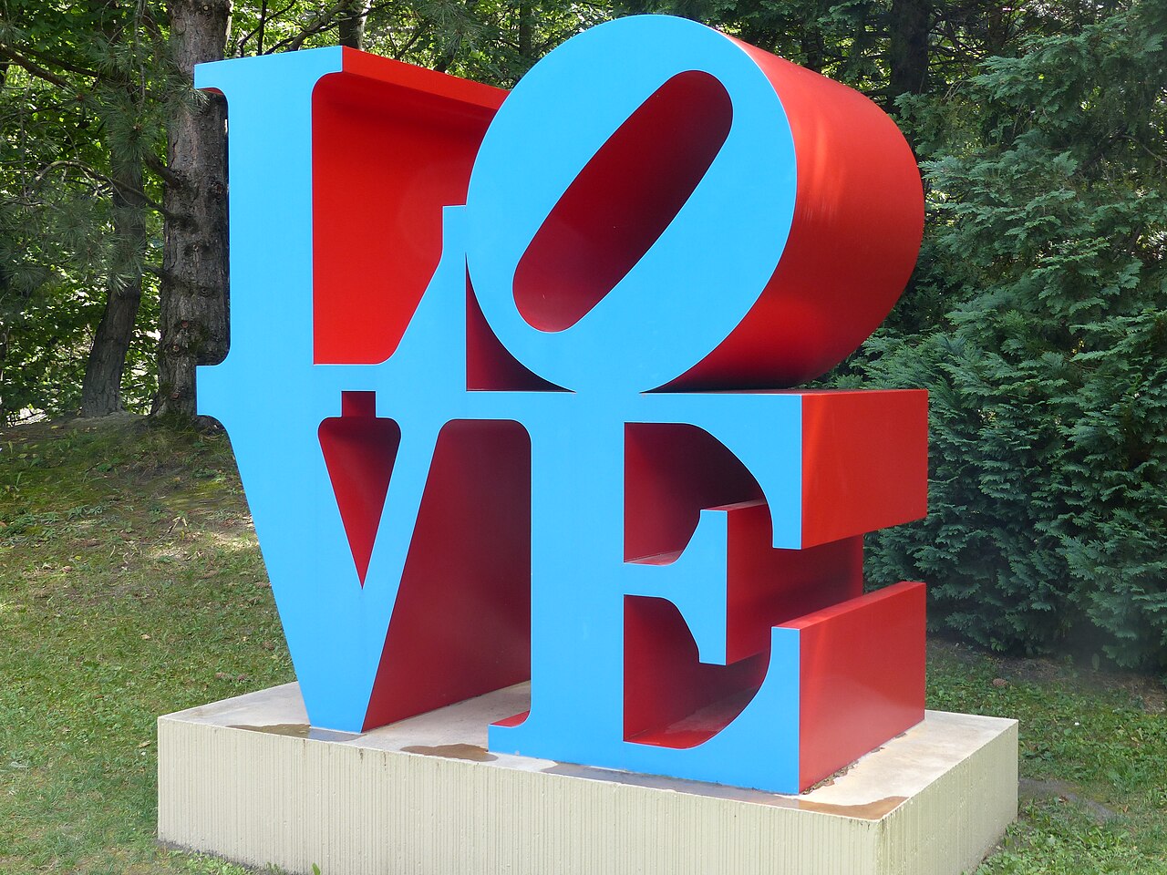 Sculpture LOVE de Robert Indiana, lettres bleues et rouges empilées dans le parc de la Fondation Pierre Gianadda à Martigny