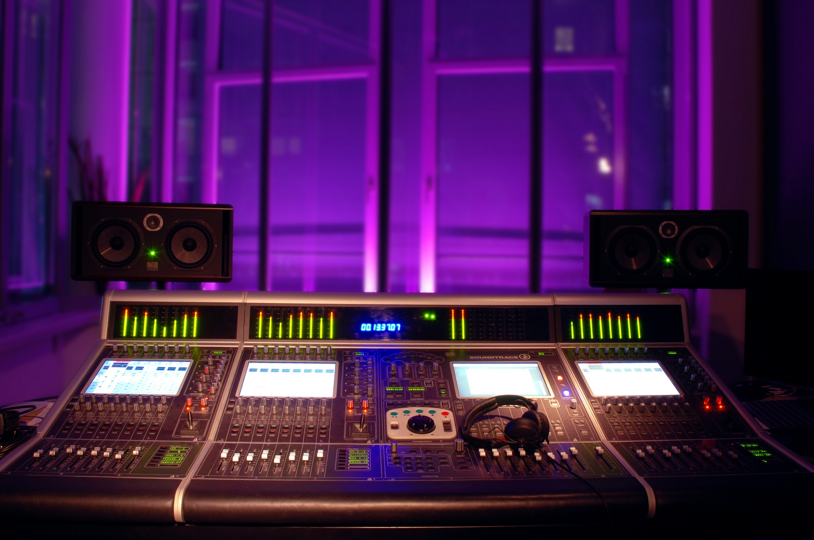 Régie du studio Audio Sound Arts à Berlin avec console de mixage et enceintes de monitoring