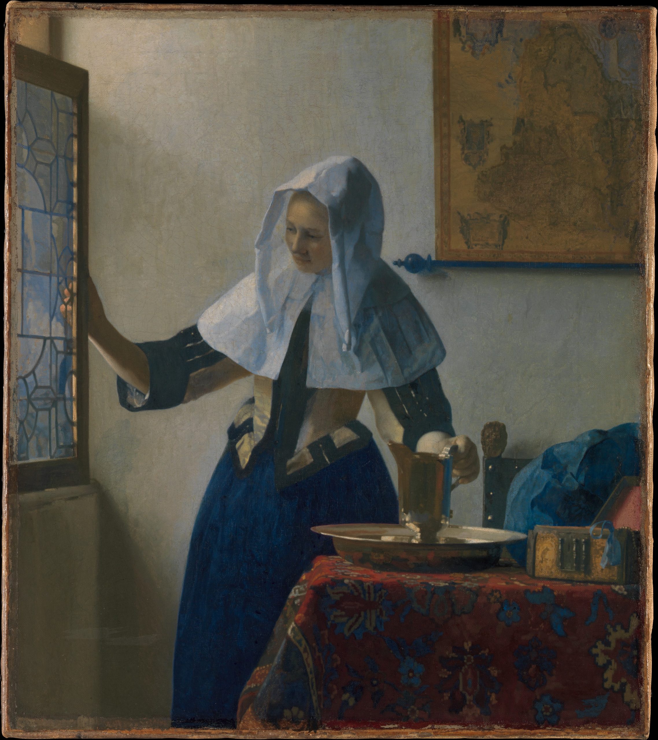 Jeune femme vêtue de bleu et blanc près d’une fenêtre avec une aiguière par Johannes Vermeer