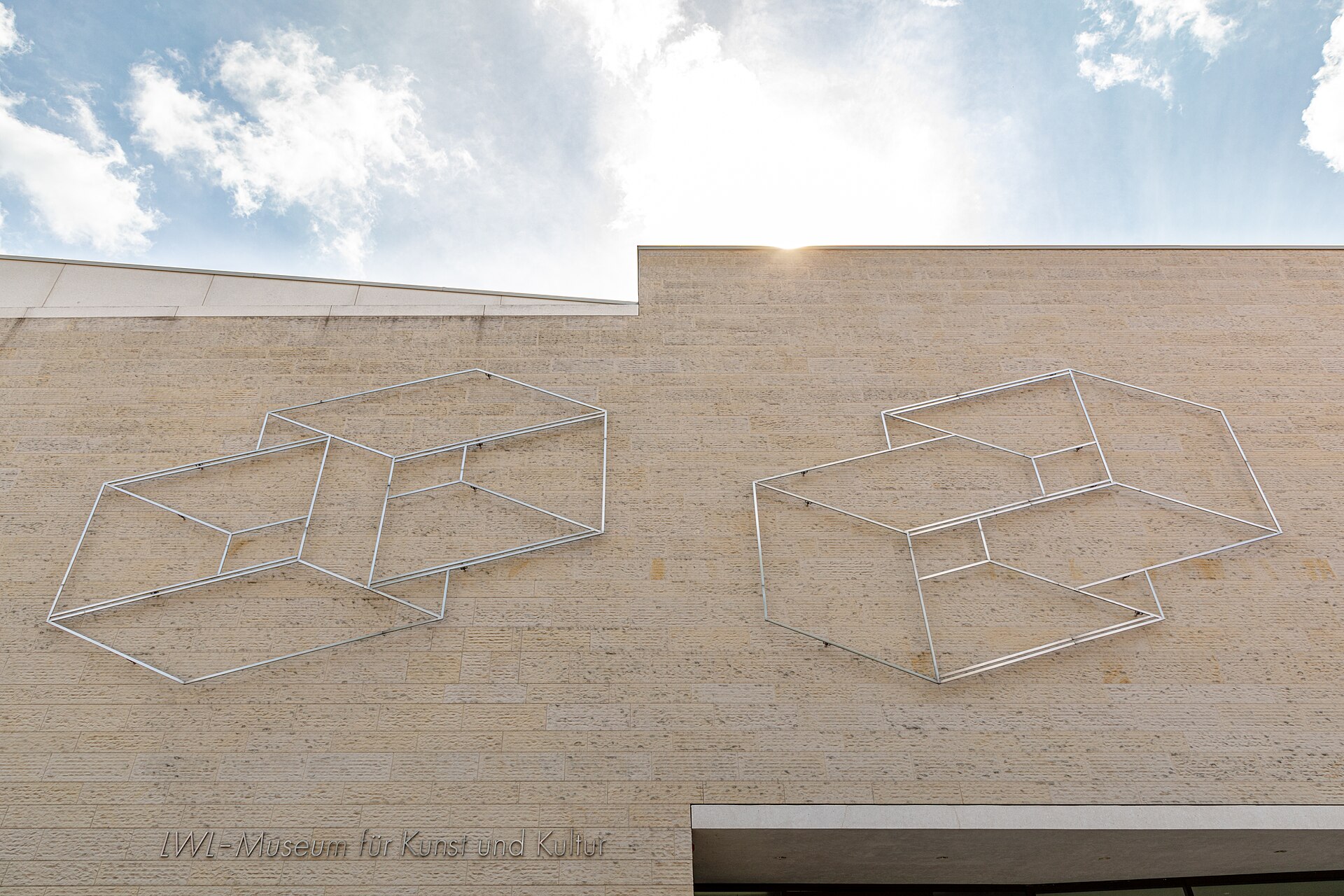 Vue extérieure de la sculpture Structural Constellation – Two Supraportes de Josef Albers sur la façade du musée LWL à Münster
