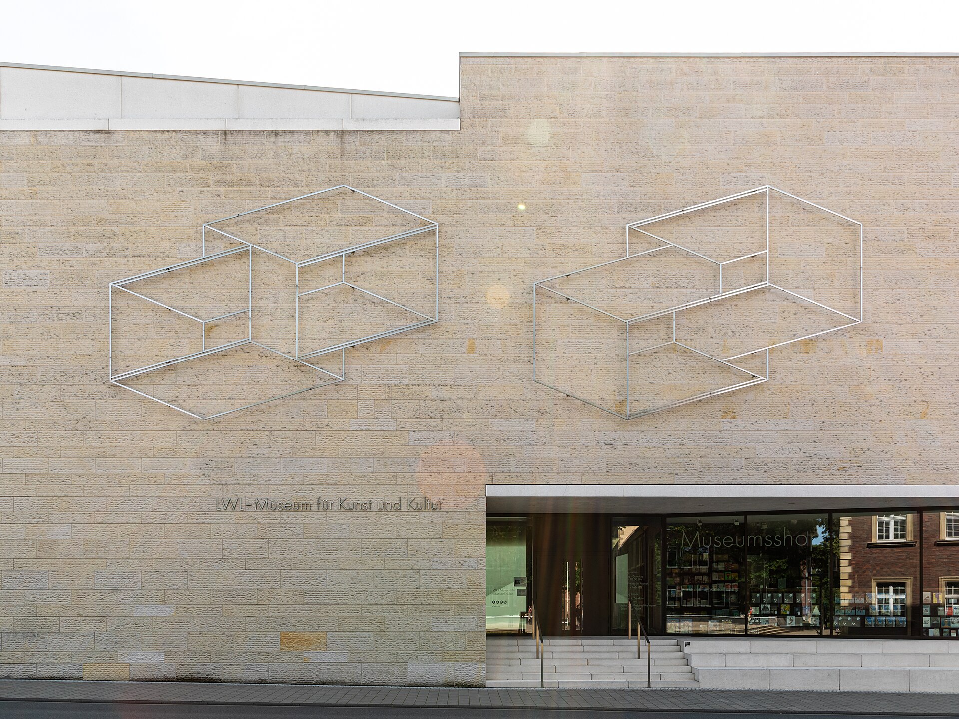 Seconde vue en perspective de la sculpture en acier de Josef Albers intégrée au musée LWL à Münster