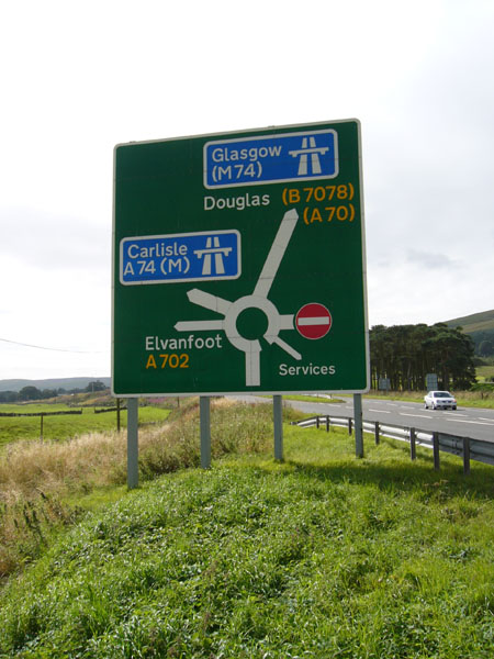 Grand panneau autoroutier britannique indiquant les directions A702, M74 et A74(M)