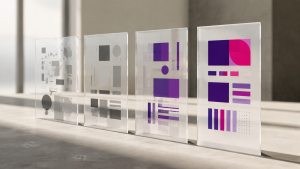 Quatre panneaux transparents montrent le passage d’une identité visuelle grise et fragmentée vers un système cohérent violet et magenta.