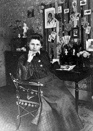 Portrait en noir et blanc de Sophie Taeuber-Arp vers 1903