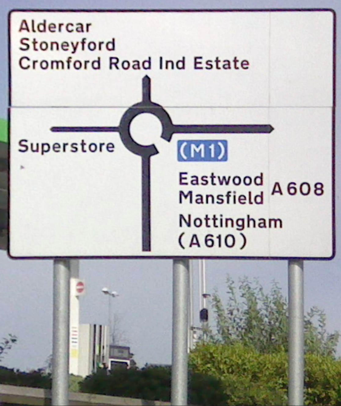 Panneau directionnel britannique photographié à Aldercar et Langley Mill, utilisant la typographie Transport