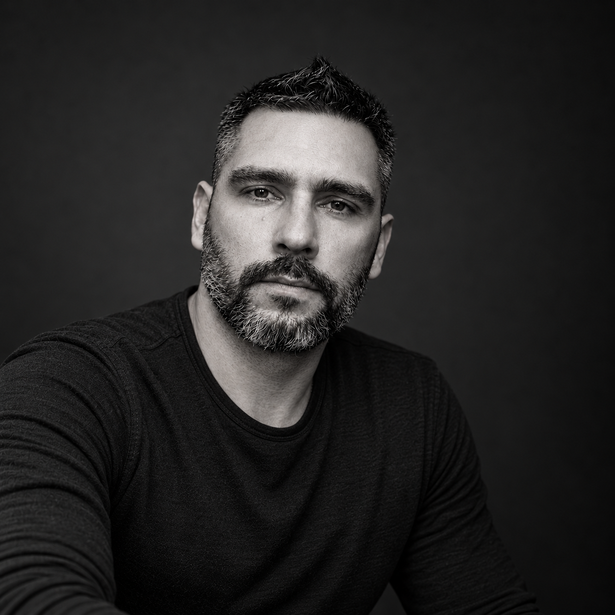 Portrait en noir et blanc de Damien Breton, directeur artistique freelance