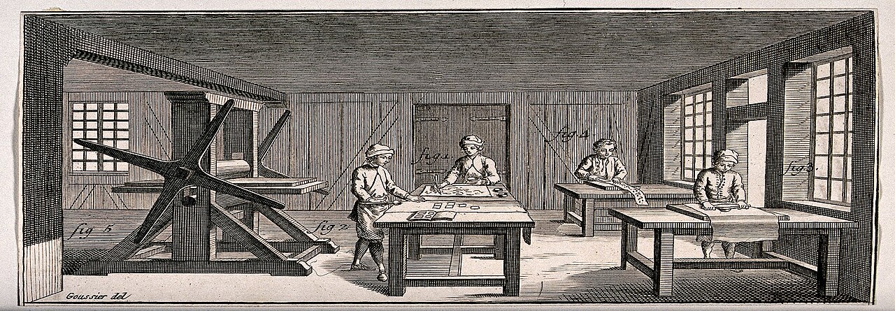 Gravure d’après Goussier : plusieurs ouvriers effectuent différentes opérations dans un atelier d’imprimerie.