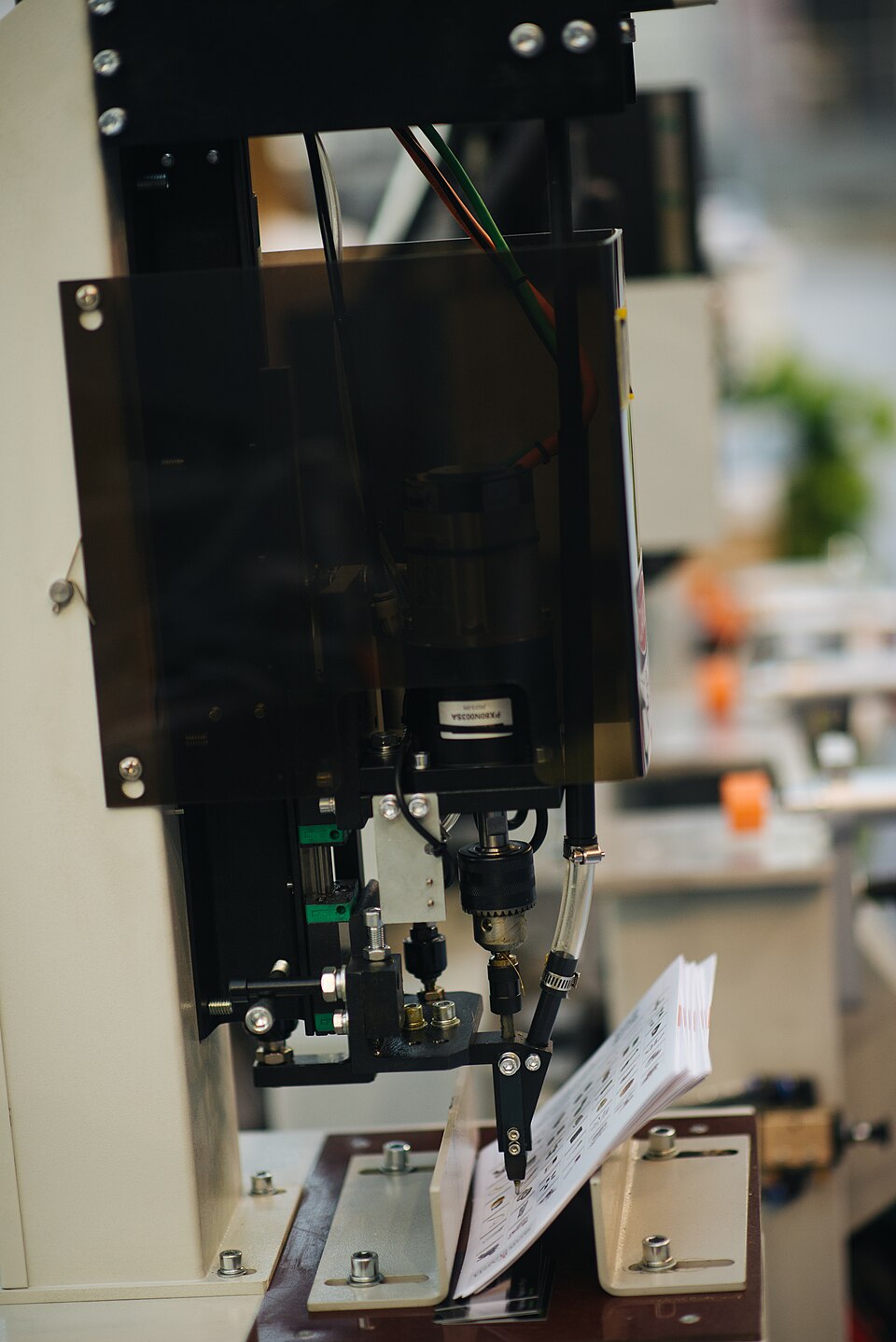 Vue détaillée d’une machine d’impression d’étiquettes dans un atelier.